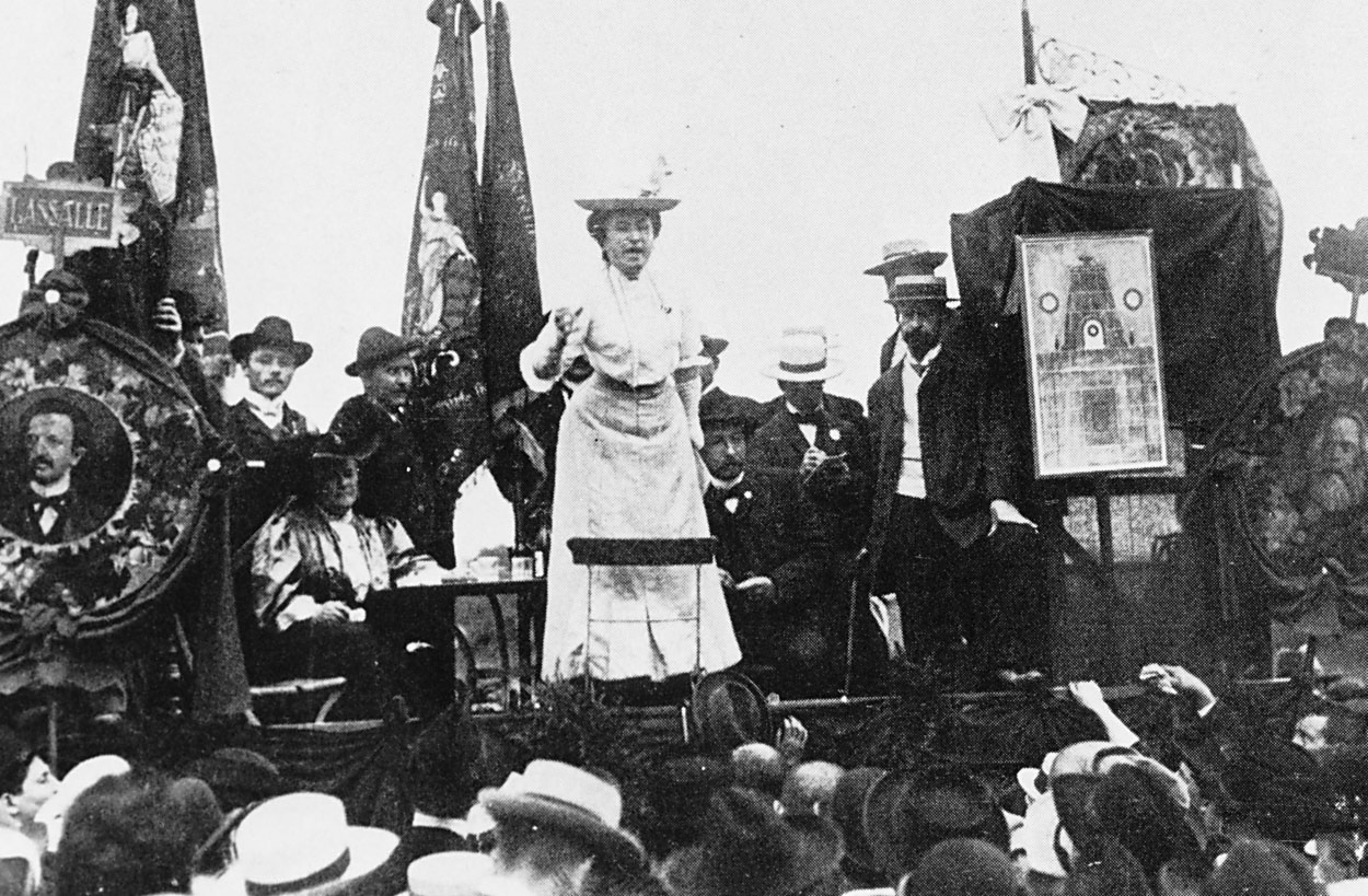 Rosa Luxemburg / Rede in Stuttgart 1907 Luxemburg, Rosa sozialist. Politikerin, 1871-1919. - Rosa Luxemburg waehrend ihrer Rede auf dem Internationalen Sozialisten- kongress in Stuttgart, August 1907. - Foto.