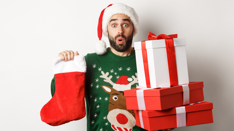Άντρας έκπληκτος με Χριστουγεννιάτικα αντρικά, πρωτότυπα, οικονομικά, χρηστικά ή προσωποποιημένα δώρα από Θεσσαλονίκη