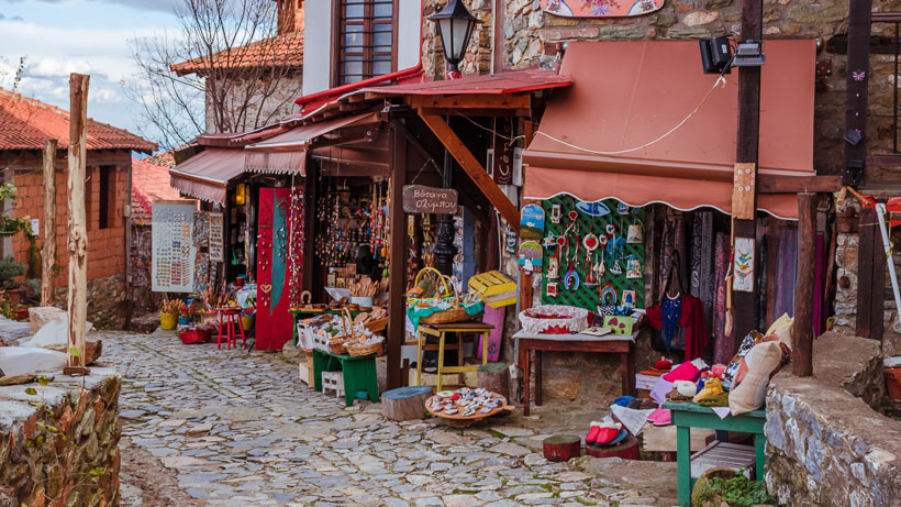 Γραφικό δρομάκι με μικρά μαγαζιά στον Παλιό Παντελεήμονα Πιερίας - Προορισμός για κοντινή απόδραση από Θεσσαλονίκη
