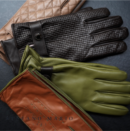 Τρία ζευγάρια δερμάτινα γάντια στα εξής χρώματα: πράσινο, μαύρο, μπεζ.