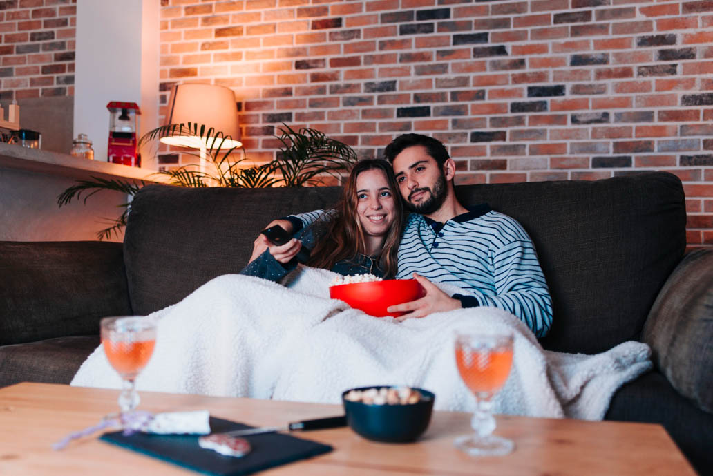 Ζευγάρι ερωτευμένων περνούν την ημέρα του Αγίου Βαλεντίνου μαζί, βλέποντας ταινία στο σπίτι.