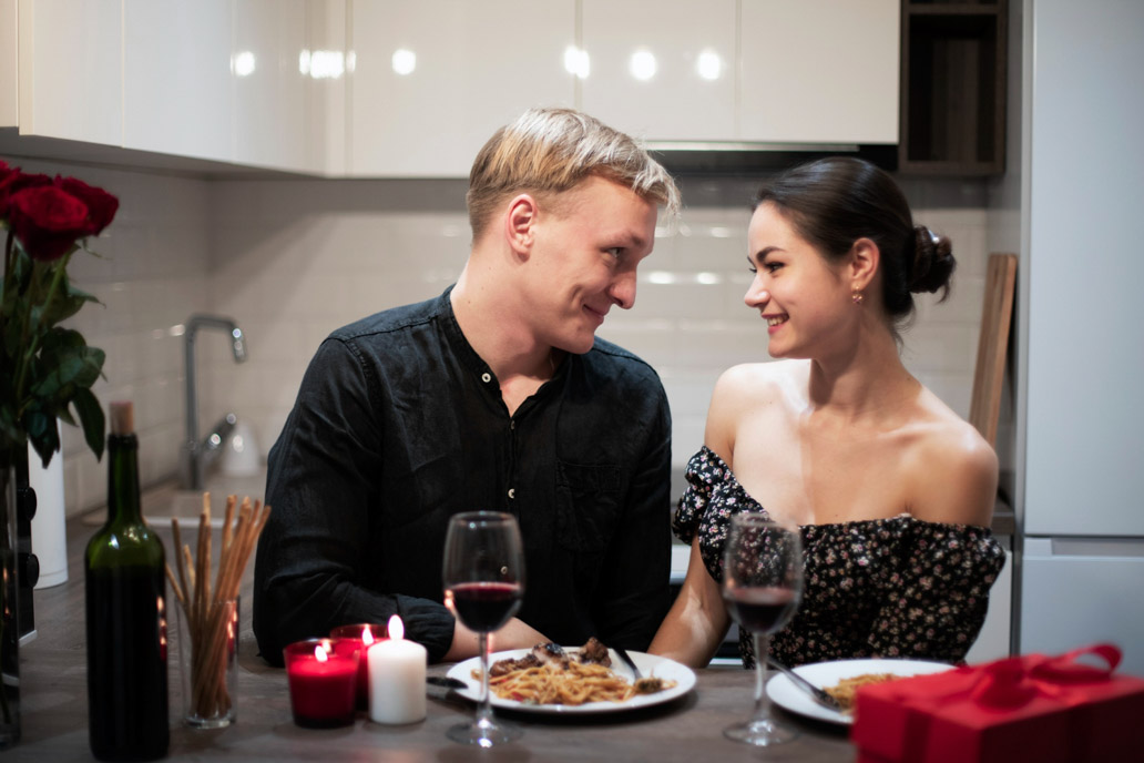 Ρομαντική ιδέα για την ημέρα του Αγίου Βαλεντίνου, με ερωτευμένο ζευγάρι να βρίσκεται σπίτι, σε ένα ρομαντικό δείπνο.