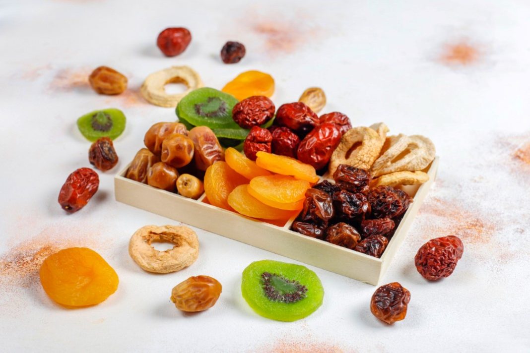 Θεματική εικόνα για αποξηραμένα φρούτα και οφέλη. Ορθογώνιο πιατάκι γεμάτο με κάθε είδους και χρώματος αποξηραμένα φρούτα.