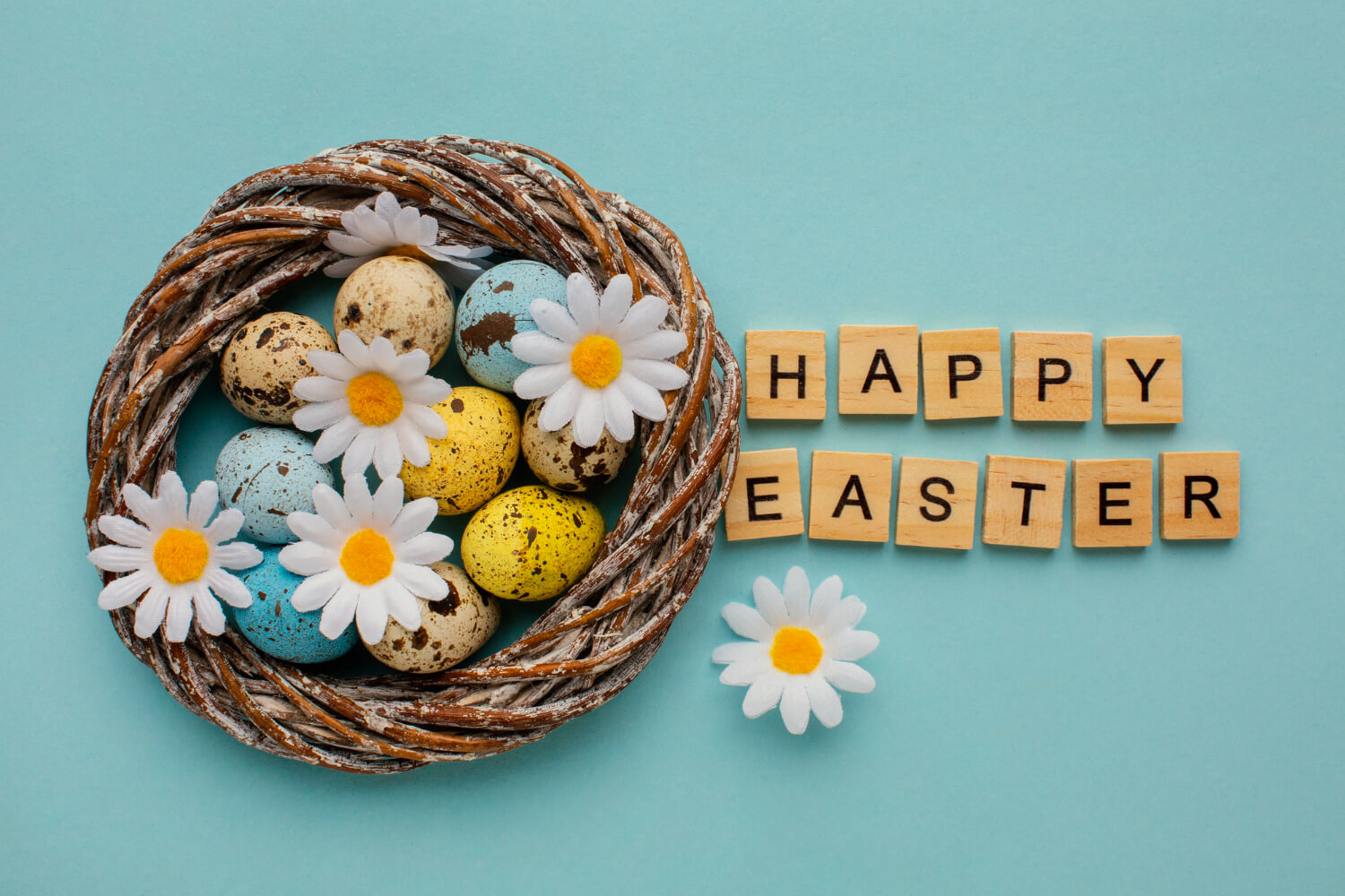 Θεματική εικόνα για: ευχές για καλό Πάσχα. Πολύχρωμα πασχαλινά αυγά βρίσκονται μέσα σε καλάθι, πάνω σε μπλε τραπεζομάντιλο.